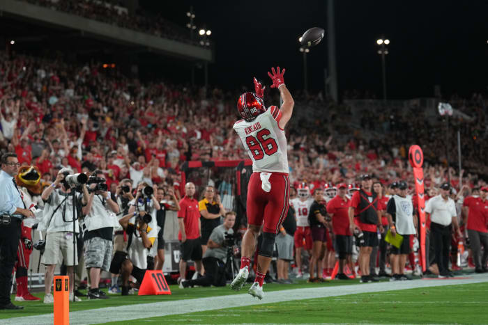 Utah Utes tight end Dalton Kincaid (86) catches a touchdown pass against the Arizona State Sun Devils during the first half at Sun Devil Stadium.
